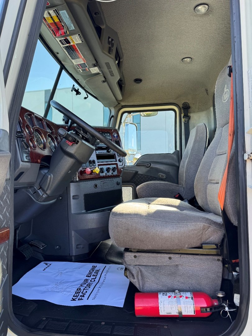 2016 Mack Day Cab - image 12